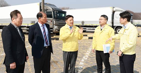 김관영 도지사가 화물운송업계 관계자들과 현장 간담회를 가졌다. [사진=전북자치도 ]