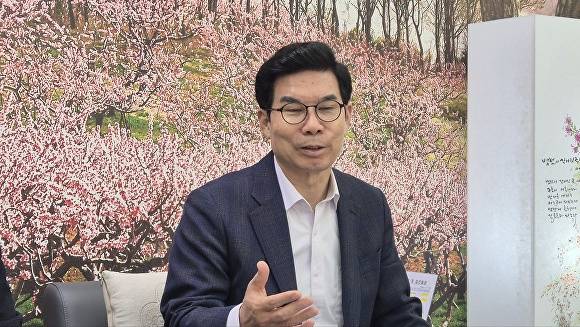 17일 김광열 군수가 대구경북취재본부장협회와 임기 내 성과와 향후 군정 운영 방향에 대해 인터뷰를 하고 있다. [사진=대구경북취재본부장협회]