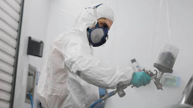 차량 도색 시설에서 작업을 진행하는 모습 / 출처=지커