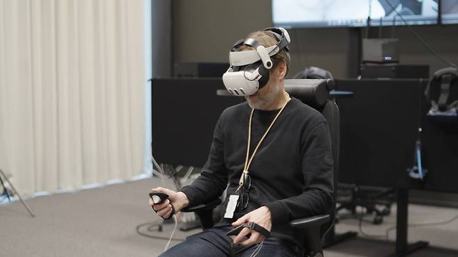 VR 디자인룸에서 가상의 디자인 완성본을 살펴보는 디자이너의 모습 / 출처=지커