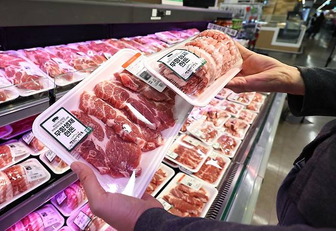 가축 전염병으로 축산물 가격이 오르고 있다. 사진은 16일 한 마트의 축산물 코너. [뉴시스]