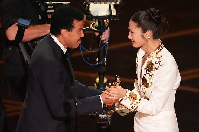 이재가 주제가상을 수상하고 있다. AP=연합뉴스