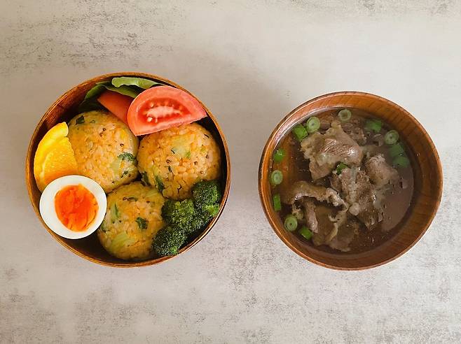 나를 위한 한 끼로도, 봄철 나들이를 위한 도시락 메뉴로도 잘 어울리는 봄동 주먹밥과 맑은 소고깃국. 사진 김희경