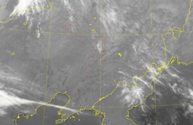 3월17일 기준 천리안2A호의 산불탐지 영상에 포착된 중국 동북부의 산불 지역. 붉은색 점이 북쪽으로 띠처럼 이어져 있다. [국가기상위성센터]