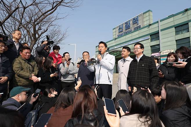 오세훈 서울시장이 17일 서울 영등포구 신길역세권 장기전세주택 건립현장에서 주택 활성화 방안을 발표하고 있다. [연합뉴스]