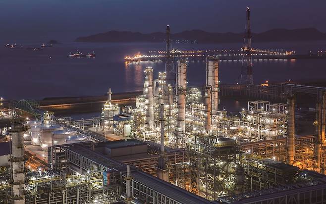 충남도는 중국발 공급 과잉과 중동 위기사태로 어려움을 겪는 서산 대산석유화학단지 기업을 지원하기 위해 정부 지원과 별도로 5개 사업에 4644억원을 투입할 방침이다. [사진 서산시]