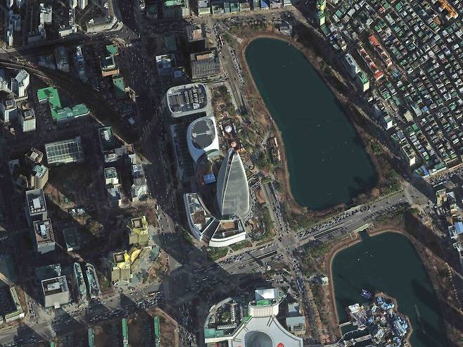 17일 우주항공청이 다목적실용위성 7호(다목적 7호)와 차세대중형위성 3호의 첫 촬영 영상과 초기운영 성과를 공개했다. 사진은 다목적 7호가 촬영한 서울 롯데타워의 모습. 사진 우주항공청 제공