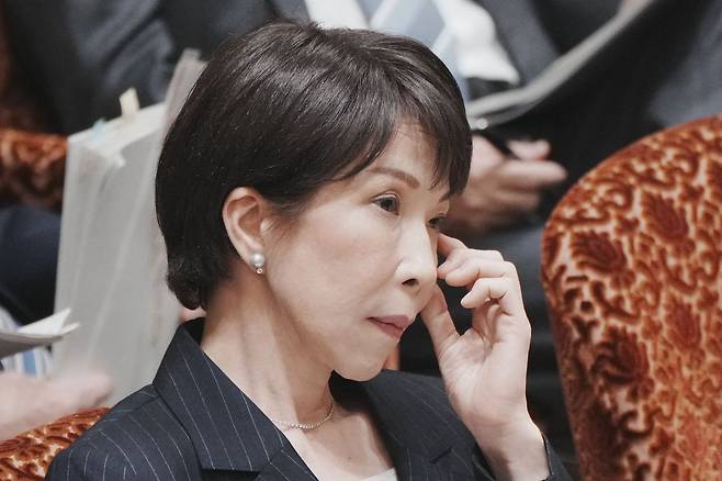 다카아치 사나에 총리가 16일 국회에서 예산 관련 질의를 들으며 생각에 잠겨 있다. AFP=연합뉴스