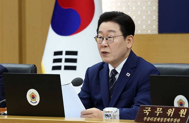 이재명 대통령이 17일 정부세종청사 국무회의실에서 열린 제10회 국무회의에서 모두발언을 하고 있다. 이날 이 대통령은 차량 5ㆍ10부제 시행 필요성을 언급했다. [청와대사진기자단]