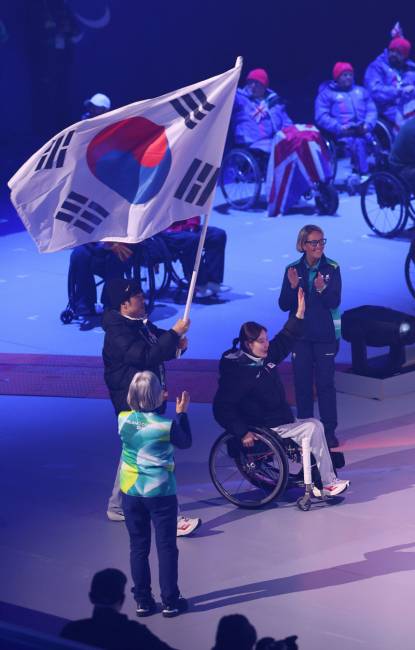 ▲ 15일(현지시간) 이탈리아 코르티나 컬링 올림픽 스타디움에서 열린 2026 밀라노·코르티나담페초 동계 패럴림픽 폐막식에서 대한민국 선수단 기수 이제혁과 백혜진이 입장하고 있다.  연합뉴스