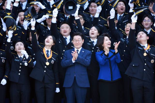 ▲ 이재명 대통령과 김혜경 여사가 17일 충남 아산 경찰대학에서 열린 2026년 경위·경감 임용식에서 신임 경찰관들과 기념 촬영을 하고 있다.