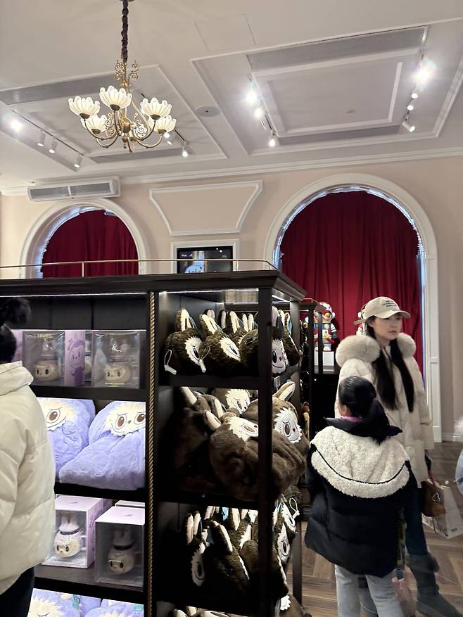 팝마트가 중국 베이징에 운영하고 있는 테마파크 '팝랜드'. 라부부 캐릭터를 비롯해 다양한 팝마트의 캐릭터들이 테마파크를 장식하고 있다. 베이징=김은정 특파원