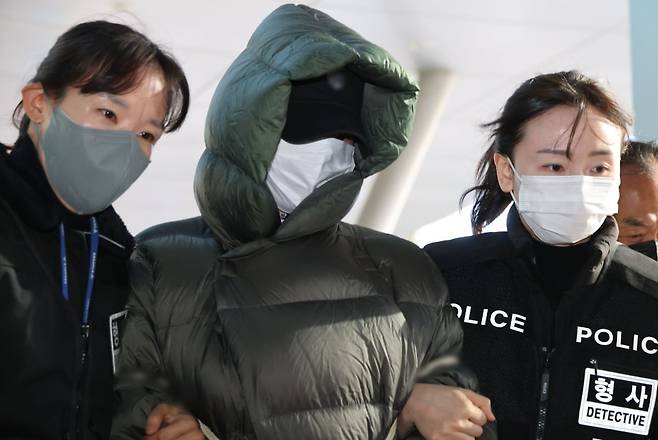 마약 혐의로 수사선상에 오른 상태에서 해외로 도피했다가 체포된 남양유업 창업주 외손녀 황하나 씨가 지난 달 26일 경기도 안양시 수원지방법원 안양지원에서 열린 구속 전 피의자 심문(영장실질심사)에 출석하고 있다. 사진=연합뉴스