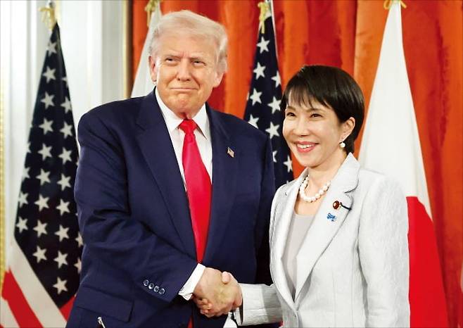 지난해 10월 일본 도쿄에서 만난 트럼프 대통령과 다카이치 사나에 일본 총리. /사진=로이터연합뉴스