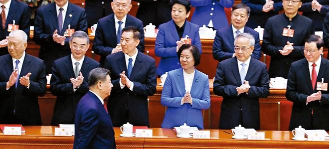 중국 최대 정치 행사인 양회(전국인민대표대회+중국인민정치협상회의)가 지난 12일 막을 내렸다. 시진핑 중국 국가주석이 이날 베이징 인민대회당에서 열린 전국인민대표대회 폐막식에서 자리를 향해 걸어가고 있다.  로이터연합