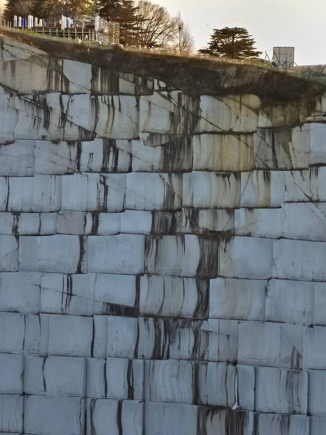 황등석산은 초대형 설치 미술 작품과 같은 느낌을 준다. ⓒ서병철