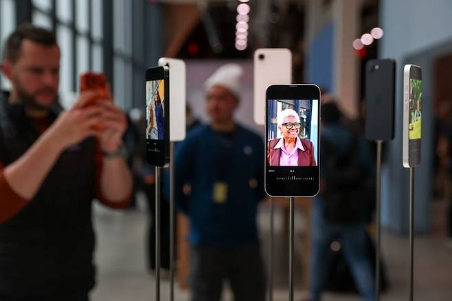 지난 4일(현지시간) 미국 뉴욕에서 열린 애플의 신제품 발표 행사 현장에 아이폰17e가 전시돼 있다. 사진=EPA·연합뉴스