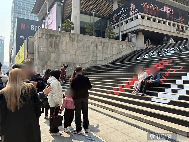 외국인 관광객들이 BTS 로고를 배경으로 사진을 찍고 있다. / 사진=이수 기자