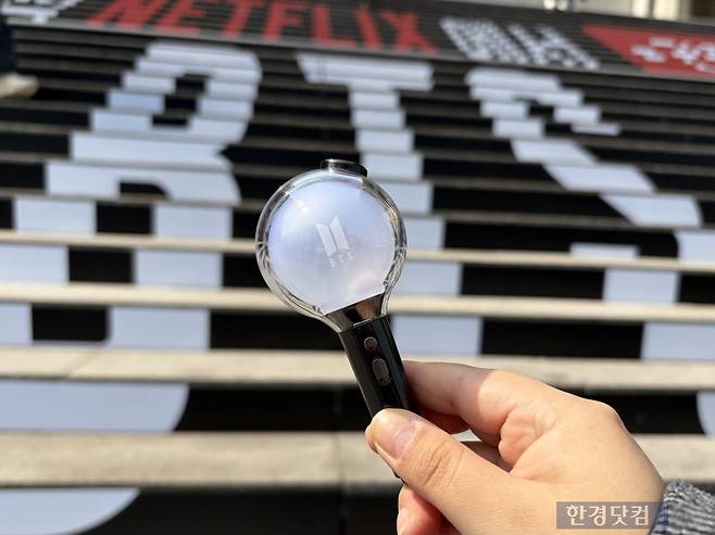 베네사 씨가 BTS 응원봉 키링을 들고 있다. / 사진=이수 기자