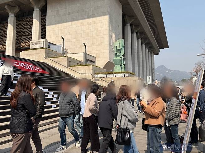 외국인 관광객들로 붐빈 세종문화회관 계단. / 사진=이수 기자