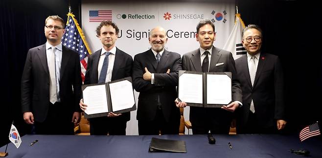 (왼쪽부터) Ioannis Antonoglou 리플렉션 AI 공동창업자이자 현 CTO, Misha Laskin 리플렉션 AI 공동창업자이자 현 CEO, 하워드 러트닉 미국 상무부 장관, 정용진 신세계그룹 회장, 임영록 신세계그룹 경영전략실장(사장).