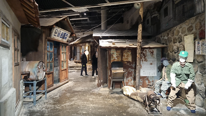 1971년 수도국산 달동네를 재현한 골목길을 관람객들이 살펴보고 있다. 박준철기자