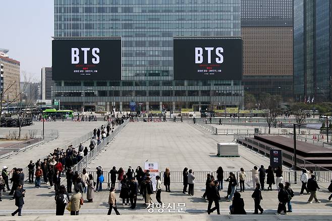 방탄소년단(BTS)의 컴백 공연이 나흘 앞으로 다가온 17일 서울 광화문광장 일대 건물 전광판에 홍보 영상이 나오고 있다. 문재원 기자