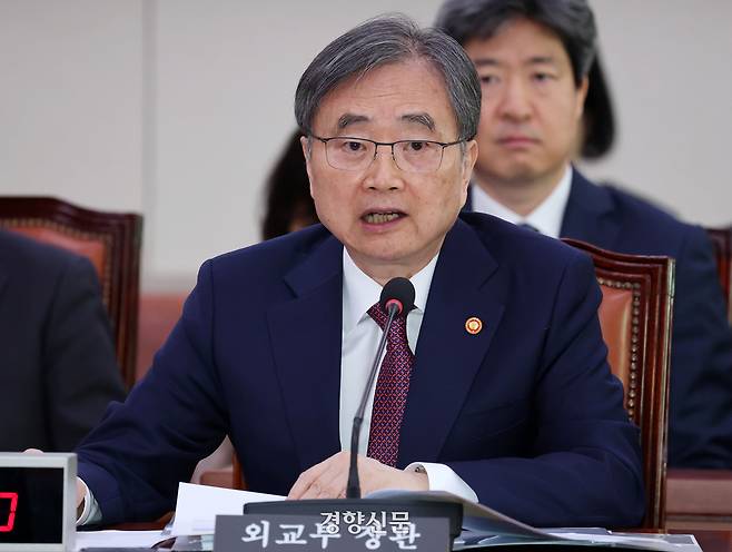 조현 외교부 장관이 17일 국회 외교통일위원회 전체회의에서 질의에 답하고 있다. 박민규 선임기자