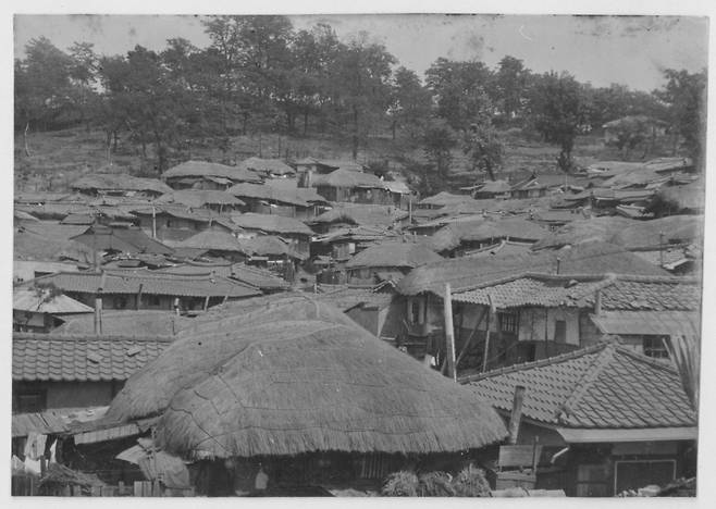 이광환 작가가 촬영한 1960년대 말 인천 동구 수도국산 달동네 전경. 수도국산 달동네 박물관·박준철 기자