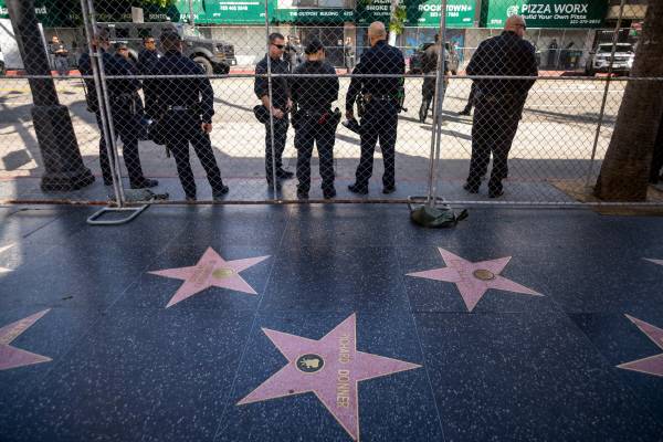 15일(현지시간) 미국 로스앤젤레스 할리우드 돌비극장에서 열린 제98회 아카데미 시상식을 경비하기 위해 경찰들이 철조망 앞에서 지키고 있다. 로이터연합뉴스