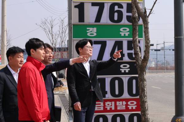김정관(오른쪽 첫번째) 산업통상부 장관이 석유 최고가격제 시행 나흘째인 지난 16일 충북 오송의 한 자영 알뜰주유소에서 소비자 가격 동향을 점검하고 있다. 사진은 기사 내용과 직접적인 관련이 없음. 연합뉴스