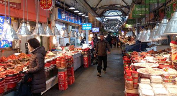 포항 죽도시장에 늘어선 밥식해 가게들. 동해에서 나는 가성비 좋고 맛도 일품인 횟대는 발효 전통음식 식해의 재료로 자주 사용된다.