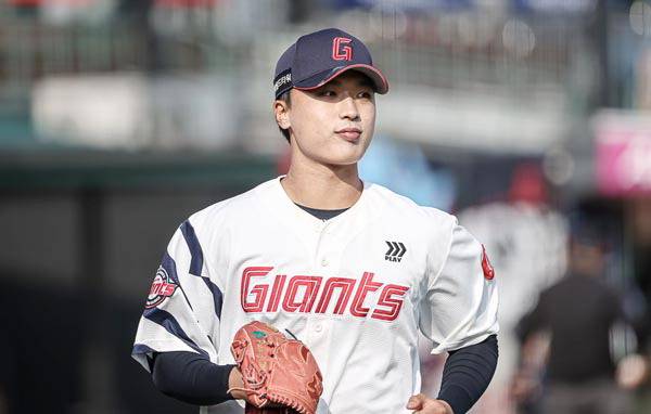 롯데 자이언츠 신인 투수 박정민이 17일 사직야구장에서 열린 키움 히어로즈와의 시범경기에서 무실점으로 이닝을 마무리한 뒤 더그아웃으로 들어가고 있다.  롯데 자이언츠 제공