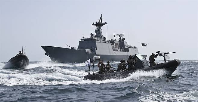 The ROKS Dae Jo-yeong (center) operates with naval special warfare boats during the 28th deployment of the Republic of Korea Navy’s Cheonghae Unit in waters off Somalia. (Republic of Korea Navy)
