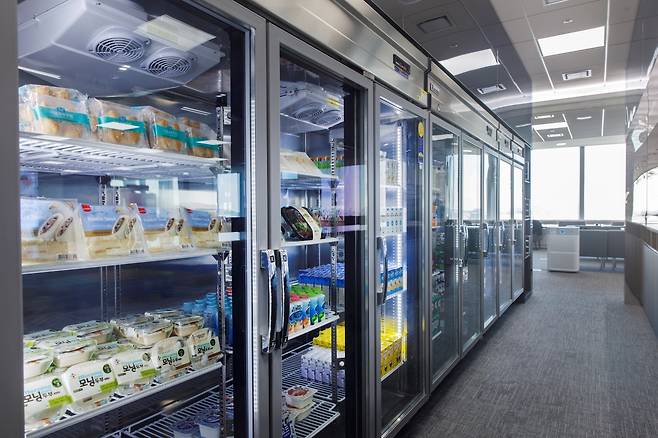 A free employee-only convenience store is located at the APR headquarters in Lotte World Tower in Songpa District, southern Seoul. [APR]