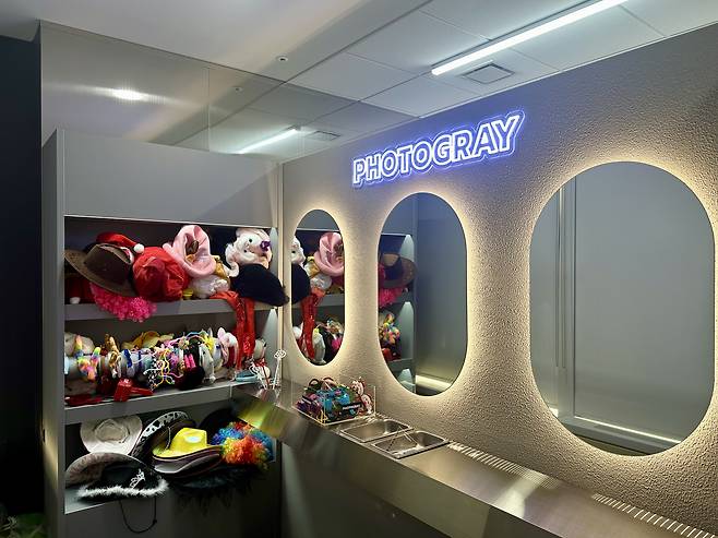 A free photo booth is available for APR employees in its headquarters located in Lotte World Tower in Songpa District, southern Seoul. [APR]