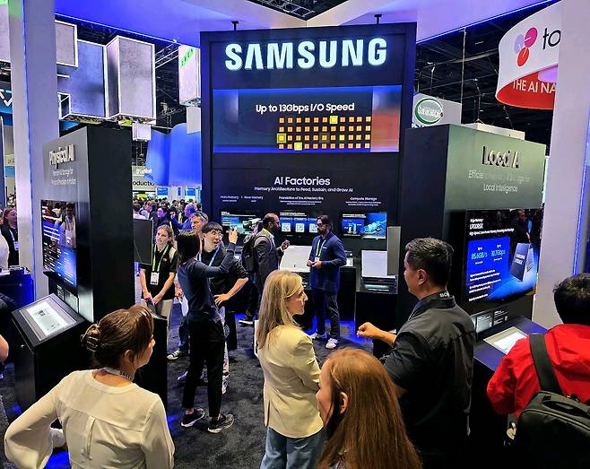 Samsung Electronics' booth, which displayed unveiled seventh-generation high bandwidth memory, HBM4E, for the first time, is bustling with visitors at the Nvidia GTC global AI conference in San Jose, California, on March 16. [SAMSUNG ELECTRONICS]