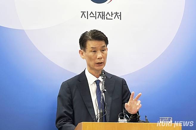 17일 정부대전청사 기자실에서 아이웨어 모방제품 적발 경위를 설명하는 김용훈 지식재산처 지식재산보호협력국장. 사진=이재형 기자