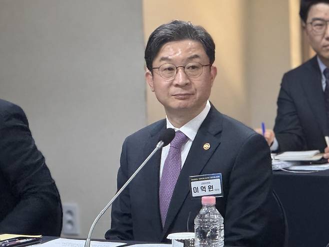 이억원 금융위원장이 17일 ‘K-엔비디아 육성 프로젝트’ 추진을 위한 민관 합동 간담회에 참석해 국내 NPU 팹리스 5개사 관계자들과 인사하고 있다. 임성영 기자.