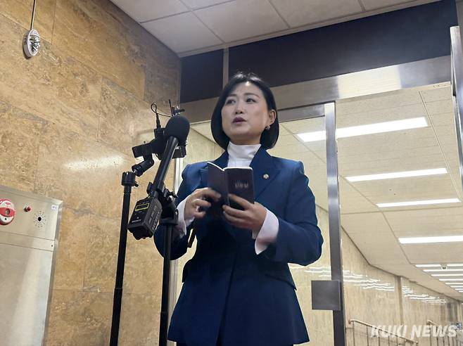 백승아 더불어민주당 원내대변인이 17일 서울 여의도 국회에서 열린 의원총회 직후 기자들과 만나 대화하고 있다. 유병민 기자