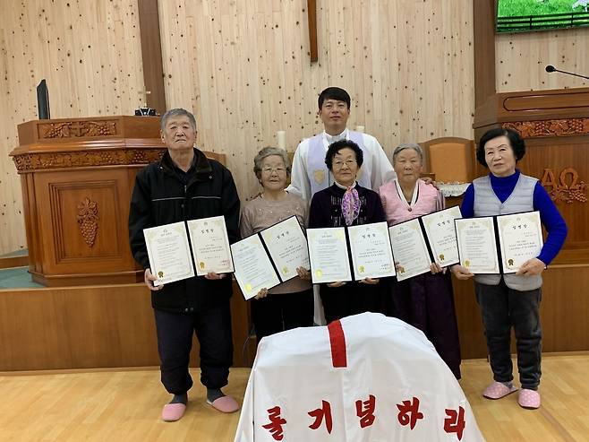 교회의 든든한 뿌리가 되어준 노년 성도들과 함께한 인수철 목사. 기사 마지막에 언급된 故 최돈익·함옥희 권사 부부처럼, 예배당을 끝까지 지켜온 이들의 헌신이 오늘의 기적을 만들었다. 인 목사 제공