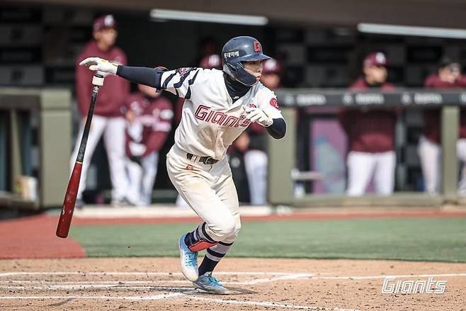 롯데 자이언츠 장두성이 17일 부산 사직구장에서 열린 키움 히어로즈와의 2026 프로야구 KBO리그 시범경기에서 안타를 때려내고 있다. 롯데 자이언츠 제공