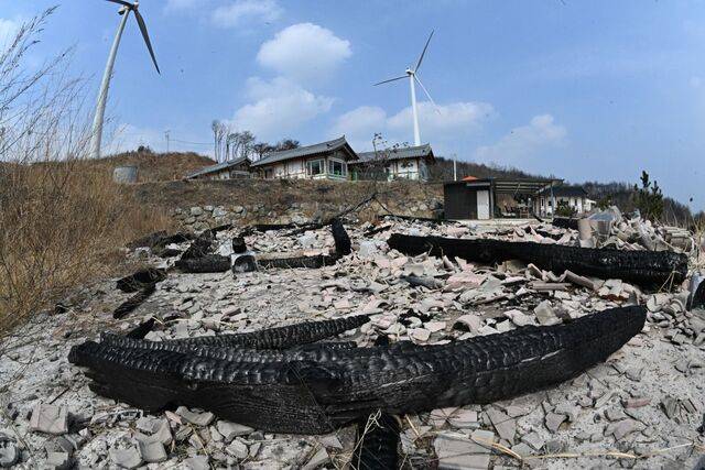 산불 이전 한옥 펜션이 있던 자리. 현재는 건물 잔해만 덩그러니 놓여 있다. 영덕=김지훈 기자