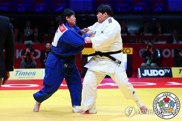 2025 IJF 도쿄그랜드슬램에서 맞붙은 용인대 이현지(오른쪽)와 김하윤. IJF 제공. 연합뉴스