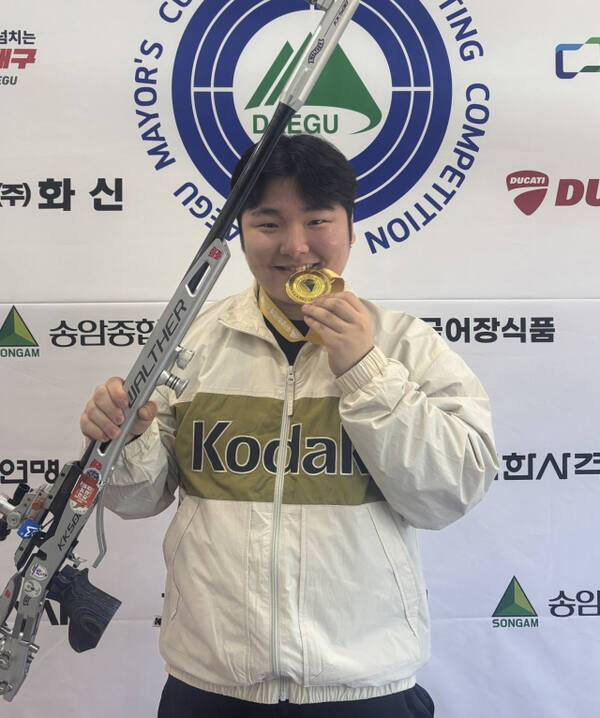 경기도청의 김준표가 17일 대구국제사격장에서 열린 제9회 대구광역시장배 전국사격대회 남자 일반부 50m 3자세 결선에서 우승을 차지한 뒤 기념촬영을 하고 있다. 본인 제공