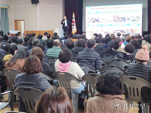 17일 오산시 대원1동 남부종합사회복지관 대회의실에서 열린 ‘백년동행 소통한마당’에서 이권재 시장이 올해 시정 운영방향에 대해 설명하고 있다. 강경구기자