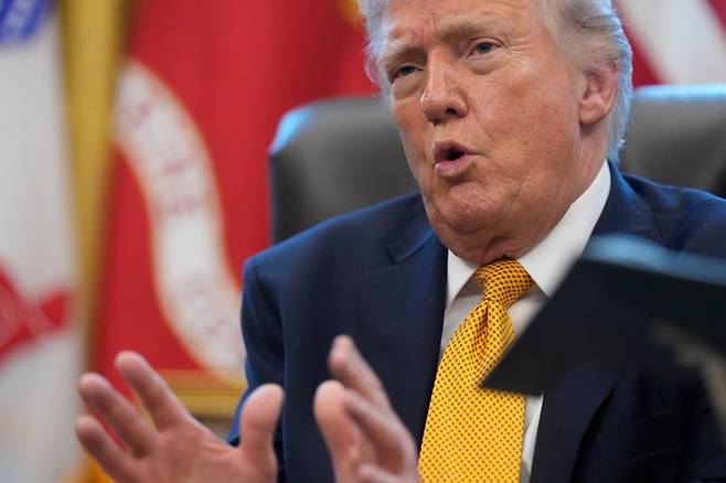 도널드 트럼프 미국 대통령이 16일(현지시간) 백악관 오벌오피스에서 열린 행정명령 서명식 후 취재진 질문에 답하고 있다. [AP 연합]