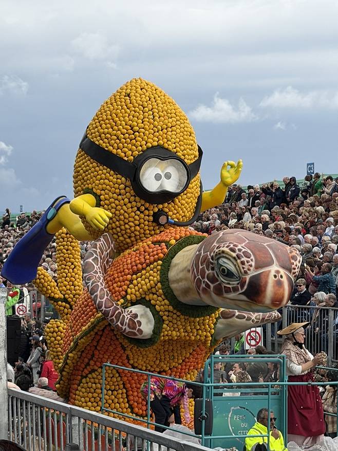 ‘금빛 과일 퍼레이드’ 현장.  /사진= 강예신 여행+ 기자