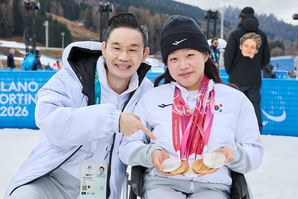 < 배동현 회장(왼쪽)과 김윤지 선수(오른쪽)가 기념사진을 촬영하고 있다 / BDH재단 제공 >