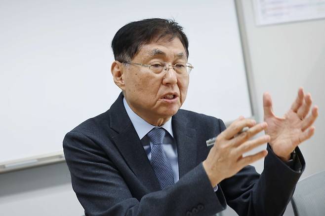 유회준 KAIST AI반도체대학원장이 매일경제 인터뷰에서 “중국의 반도체 굴기를 지켜보되 지나치게 겁먹을 필요 없다”고 말하고 있다. [사진=KAIST]